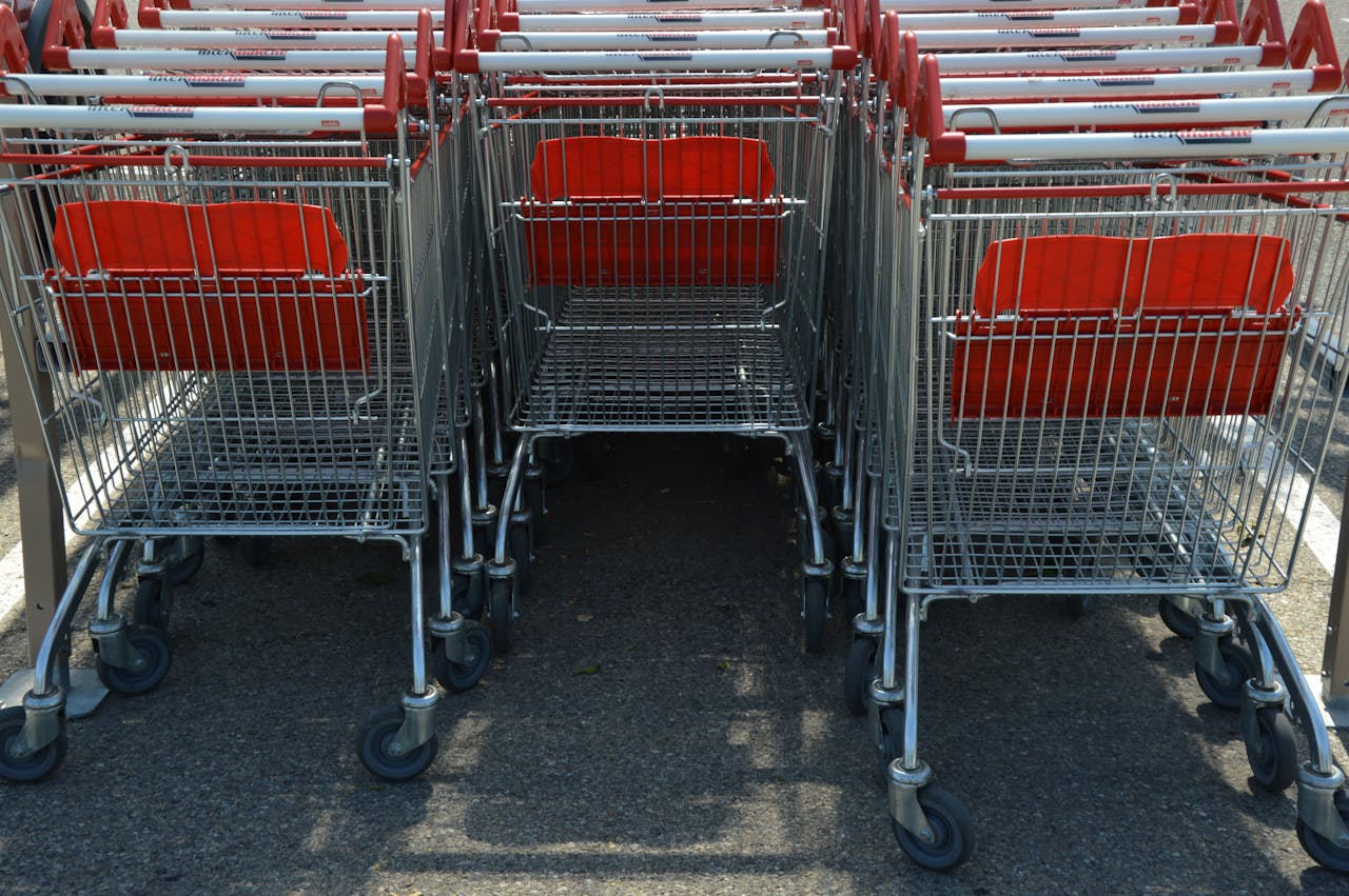 Coches de supermercado rojos y plateado